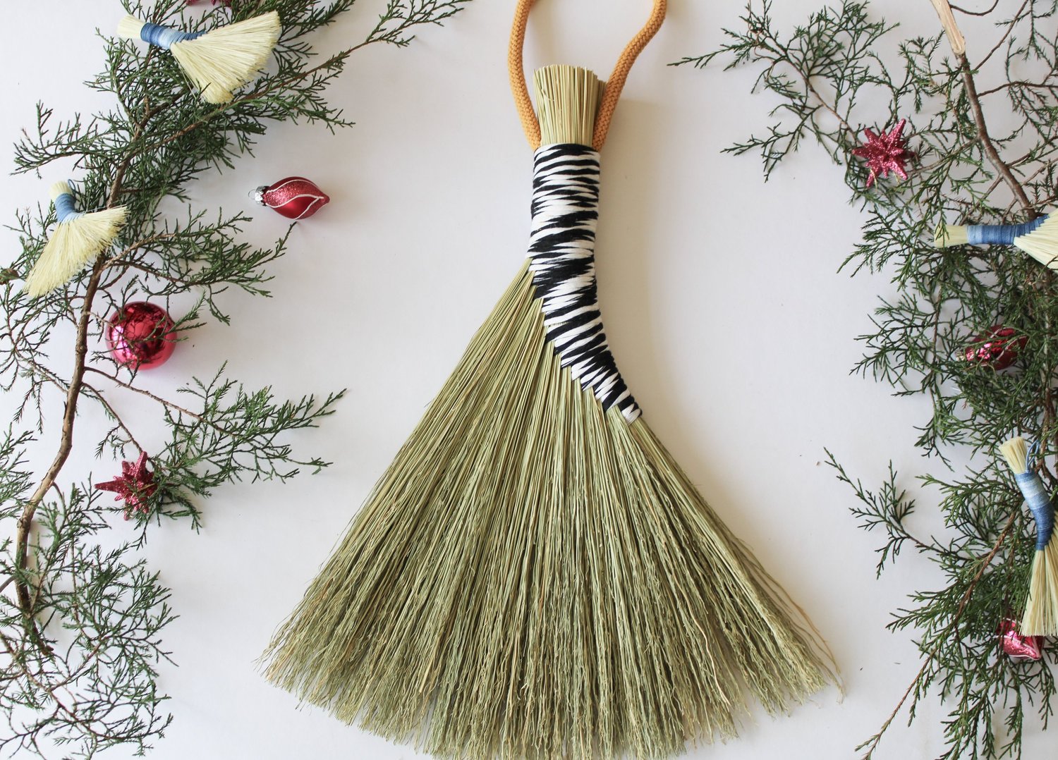 Handbroom-with-two-tone-white-black-thread-handle