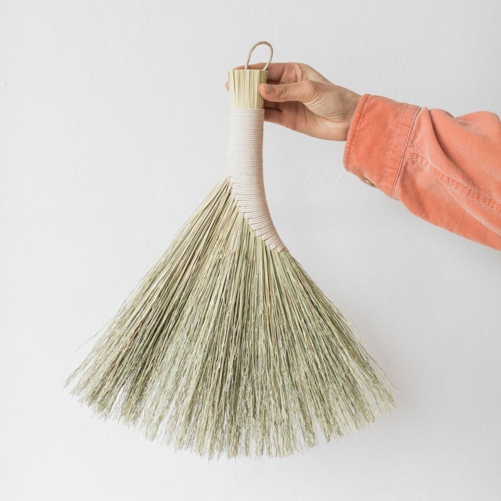 Handbroom-with-white-threaded-handle