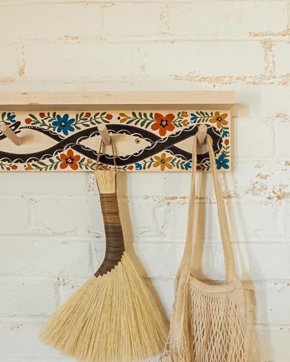 Hand-Painted-Wall-Shelf-Rack-With-Bag-and-Handbroom