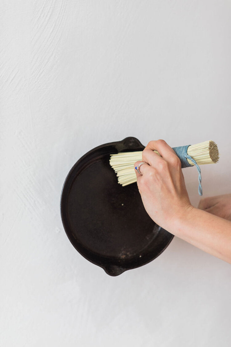 scrub-cleaning-pot-with-light-blue-threads