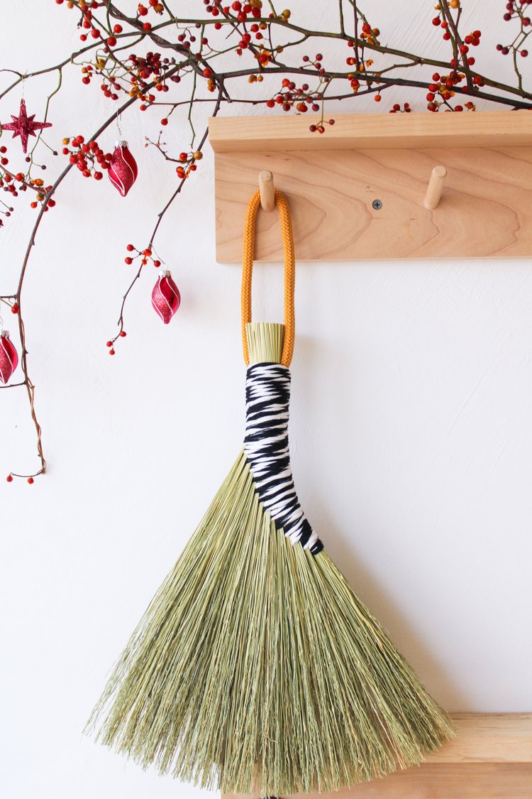 Handbroom-with-two-tone-black-white-thread-handle 