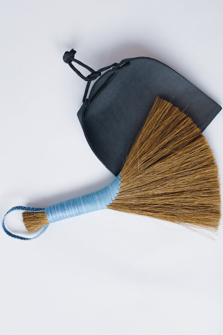 Black-dustpan-with-dark-Tampico-handbrush-with-light-blue-handle