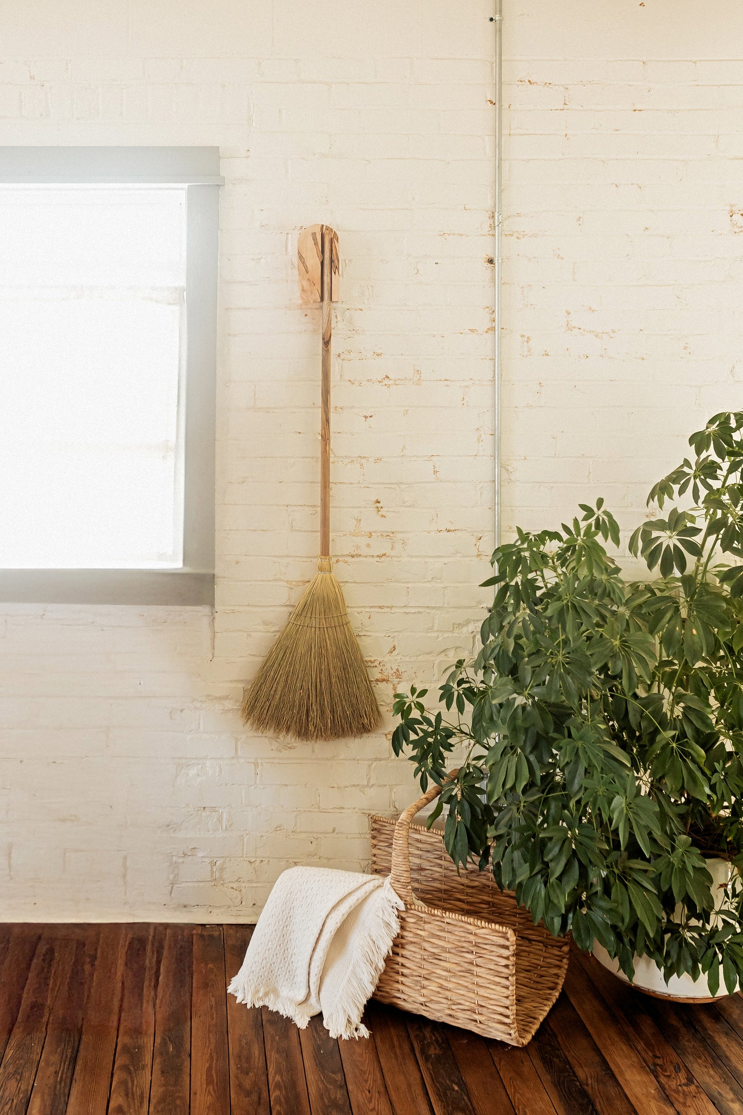 Dutch Broom Hanger