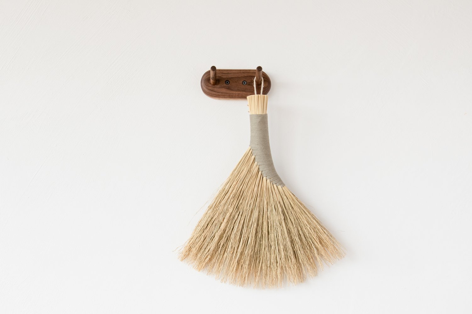 pilly-rack-walnut-with-hand-broom-hanging-on